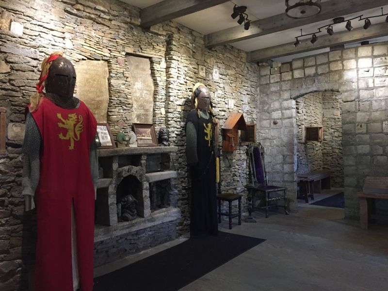 File:Château Laroche (Loveland Castle), interior, suits of armour - Antony-22 - 2019.jpg