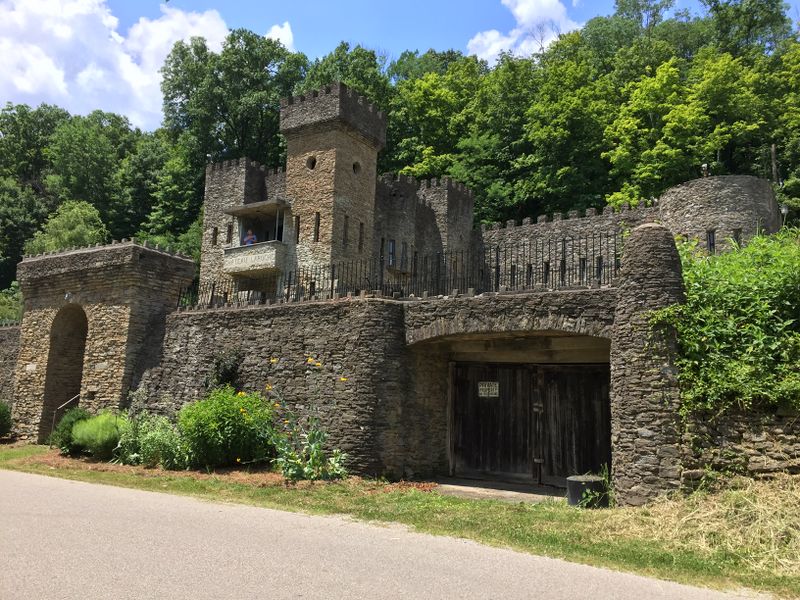File:Château Laroche (Loveland Castle), exterior, road - Antony-22 - 2019.jpg