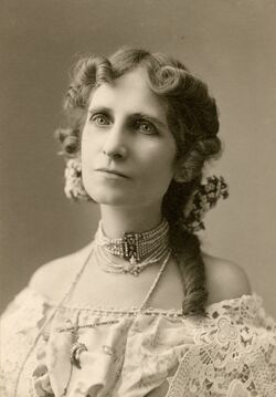 Anna Eva Fay - photo portrait, c. 1904.jpg