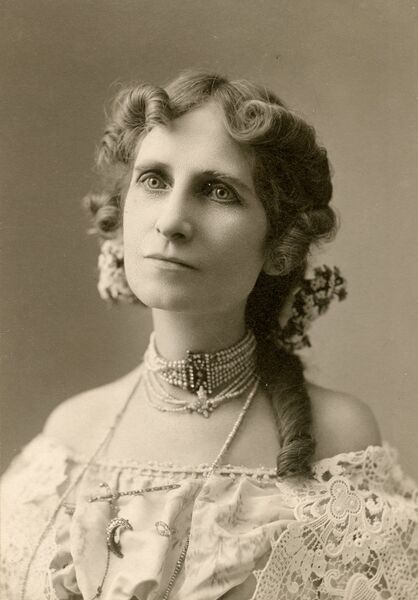 File:Anna Eva Fay - photo portrait, c. 1904.jpg