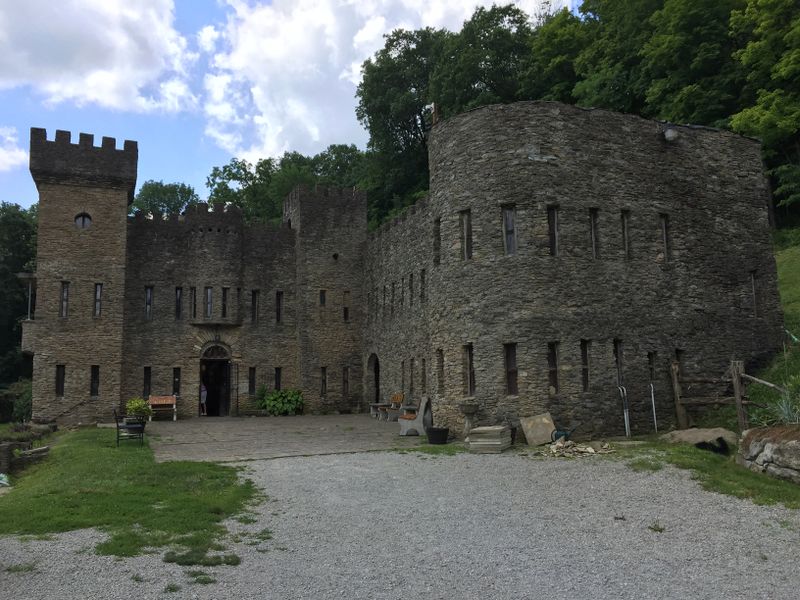 File:Château Laroche (Loveland Castle), exterior - Antony-22 - 2019.jpg