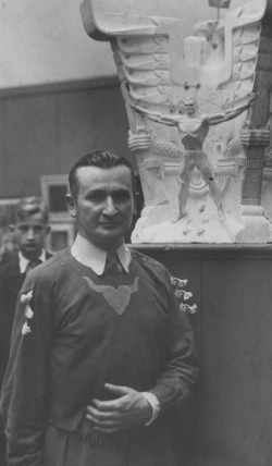 Stanisław Szukalski (1936).png