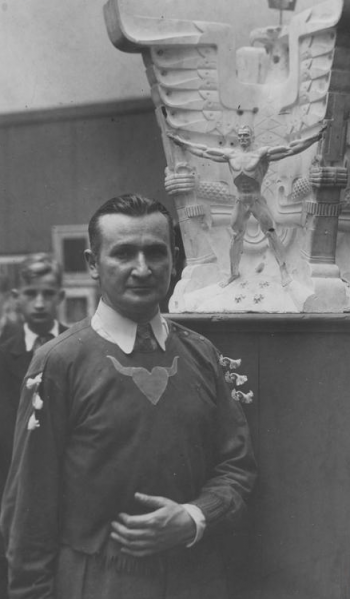File:Stanisław Szukalski (1936).png