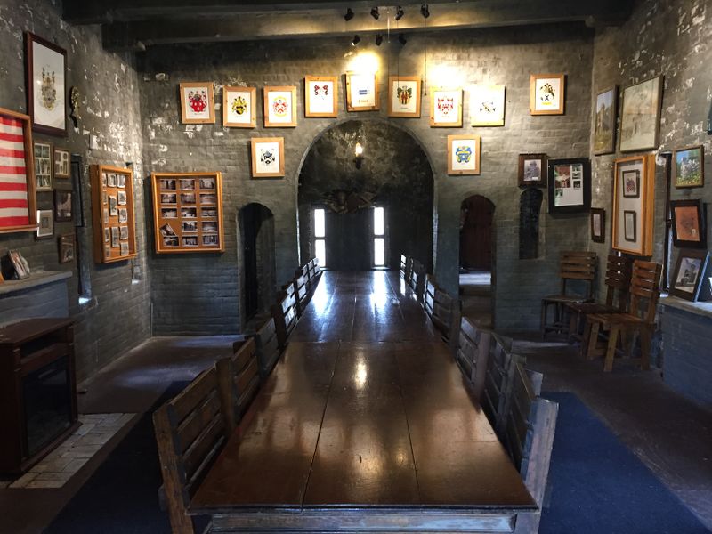 File:Château Laroche (Loveland Castle), interior, dining tables - Antony-22 - 2019.jpg